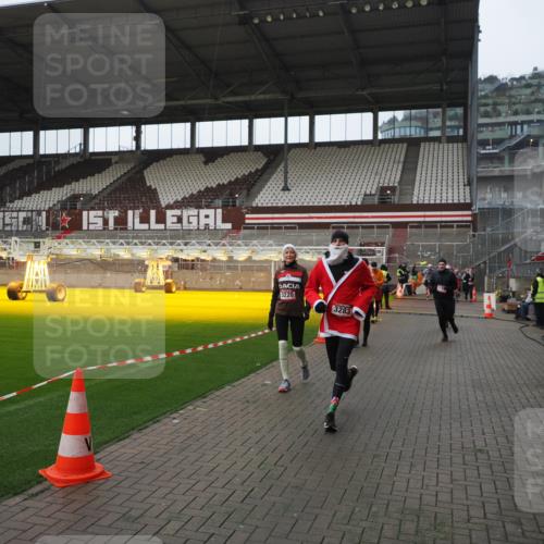 07.12.2025 - St. Pauli X-Mass-Run No. 15 Fabian Wolf http://msf.ph/oto/9417818 07.12.2025 11:21:19 Ziel 2375, 2376, 2579, 2867, 3135, 3159, 3220, 3283 meine-sportfotos.de