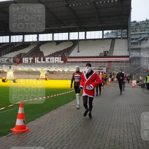 07.12.2025 - St. Pauli X-Mass-Run No. 15 Fabian Wolf http://msf.ph/oto/9417819 07.12.2025 11:21:19 Ziel 2375, 2376, 2579, 2867, 3135, 3159, 3220, 3283 meine-sportfotos.de