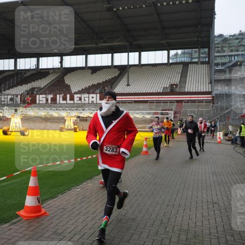 07.12.2025 - St. Pauli X-Mass-Run No. 15 Fabian Wolf http://msf.ph/oto/9417822 07.12.2025 11:21:20 Ziel 232, 2375, 2376, 2579, 2867, 3073, 3135, 3159, 3220, 3283 meine-sportfotos.de