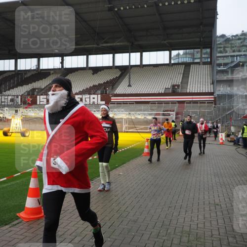07.12.2025 - St. Pauli X-Mass-Run No. 15 Fabian Wolf http://msf.ph/oto/9417824 07.12.2025 11:21:20 Ziel 232, 2375, 2376, 2579, 2867, 3073, 3135, 3159, 3220, 3283 meine-sportfotos.de