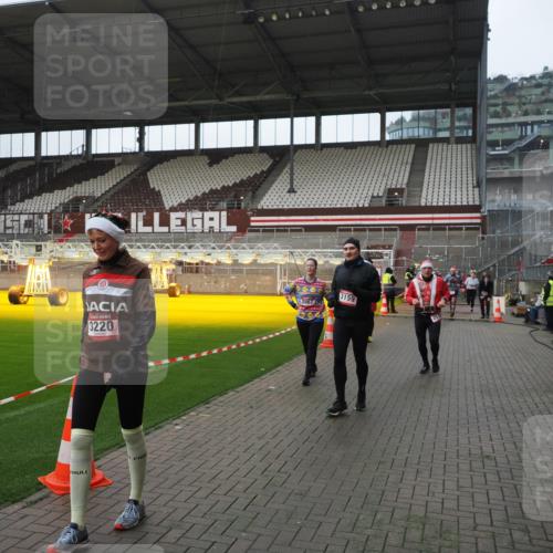 07.12.2025 - St. Pauli X-Mass-Run No. 15 Fabian Wolf http://msf.ph/oto/9417831 07.12.2025 11:21:22 Ziel 98, 105, 111, 232, 241, 2375, 2376, 2579, 2867, 3073, 3135, 3159, 3220, 3283 meine-sportfotos.de