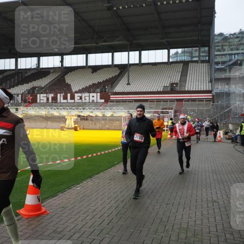 07.12.2025 - St. Pauli X-Mass-Run No. 15 Fabian Wolf http://msf.ph/oto/9417834 07.12.2025 11:21:22 Ziel 98, 105, 111, 232, 241, 2375, 2376, 2579, 2867, 3073, 3135, 3159, 3220, 3283 meine-sportfotos.de