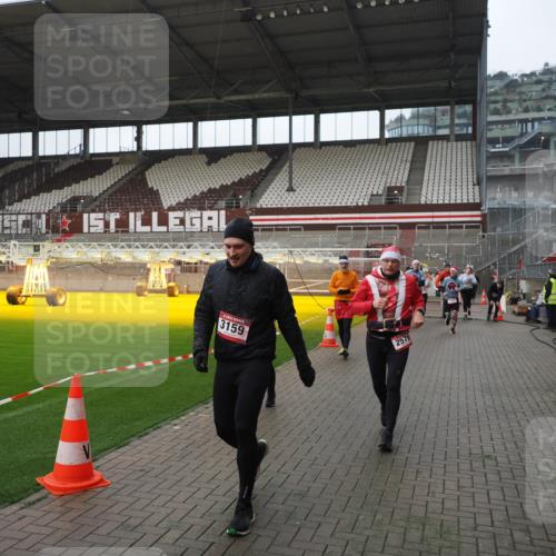 07.12.2025 - St. Pauli X-Mass-Run No. 15 Fabian Wolf http://msf.ph/oto/9417838 07.12.2025 11:21:23 Ziel 98, 105, 111, 232, 241, 2375, 2376, 2579, 2867, 3073, 3135, 3159, 3220, 3283 meine-sportfotos.de