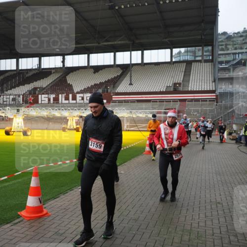 07.12.2025 - St. Pauli X-Mass-Run No. 15 Fabian Wolf http://msf.ph/oto/9417839 07.12.2025 11:21:24 Ziel 98, 105, 111, 232, 241, 2375, 2376, 2579, 2867, 3073, 3135, 3159, 3220, 3283 meine-sportfotos.de