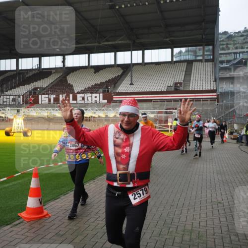 07.12.2025 - St. Pauli X-Mass-Run No. 15 Fabian Wolf http://msf.ph/oto/9417846 07.12.2025 11:21:25 Ziel 98, 105, 111, 232, 241, 1907, 2375, 2376, 2473, 2474, 2579, 2867, 3073, 3159, 3220, 3283 meine-sportfotos.de
