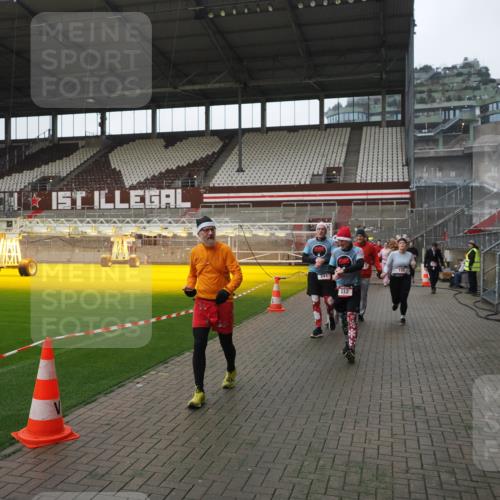 07.12.2025 - St. Pauli X-Mass-Run No. 15 Fabian Wolf http://msf.ph/oto/9417851 07.12.2025 11:21:27 Ziel 98, 105, 111, 232, 241, 1549, 1902, 1907, 2375, 2376, 2473, 2474, 2579, 2867, 3073, 3159, 3220, 3283 meine-sportfotos.de