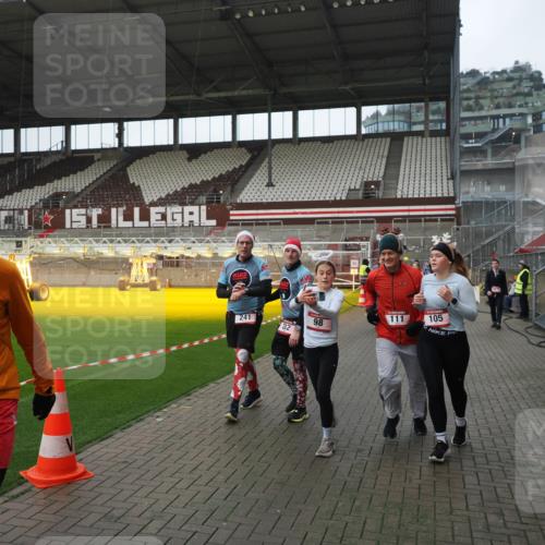 07.12.2025 - St. Pauli X-Mass-Run No. 15 Fabian Wolf http://msf.ph/oto/9417860 07.12.2025 11:21:29 Ziel 98, 105, 111, 232, 241, 1549, 1902, 1907, 2033, 2197, 2473, 2474, 2579, 2867, 3073, 3159, 3283 meine-sportfotos.de