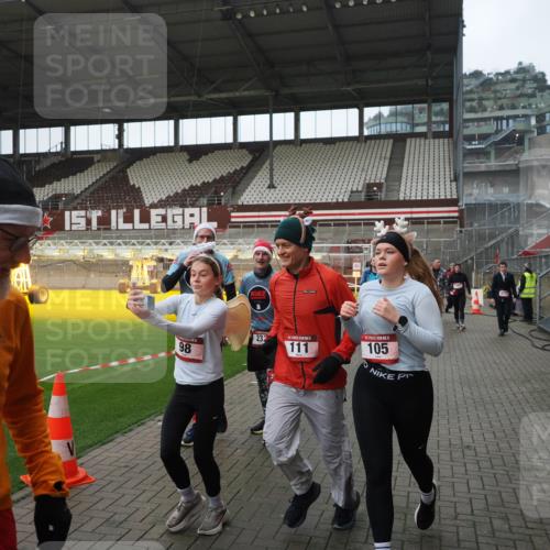 07.12.2025 - St. Pauli X-Mass-Run No. 15 Fabian Wolf http://msf.ph/oto/9417864 07.12.2025 11:21:30 Ziel 98, 105, 111, 232, 241, 1549, 1902, 1907, 2033, 2197, 2473, 2474, 2579, 3073, 3159, 3283 meine-sportfotos.de