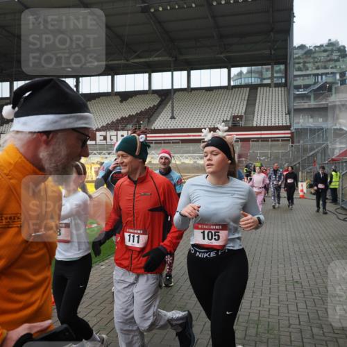 07.12.2025 - St. Pauli X-Mass-Run No. 15 Fabian Wolf http://msf.ph/oto/9417865 07.12.2025 11:21:30 Ziel 98, 105, 111, 232, 241, 1549, 1902, 1907, 2033, 2197, 2473, 2474, 2579, 3073, 3159, 3283 meine-sportfotos.de