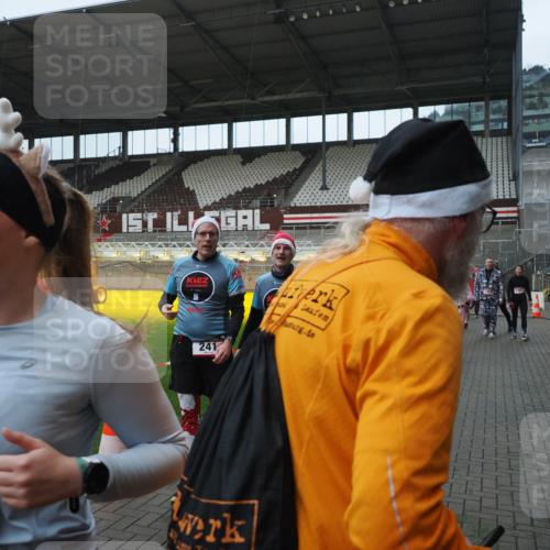07.12.2025 - St. Pauli X-Mass-Run No. 15 Fabian Wolf http://msf.ph/oto/9417866 07.12.2025 11:21:31 Ziel 98, 105, 111, 232, 241, 1549, 1902, 1907, 2033, 2197, 2473, 2474, 2579, 3073, 3159, 3283 meine-sportfotos.de