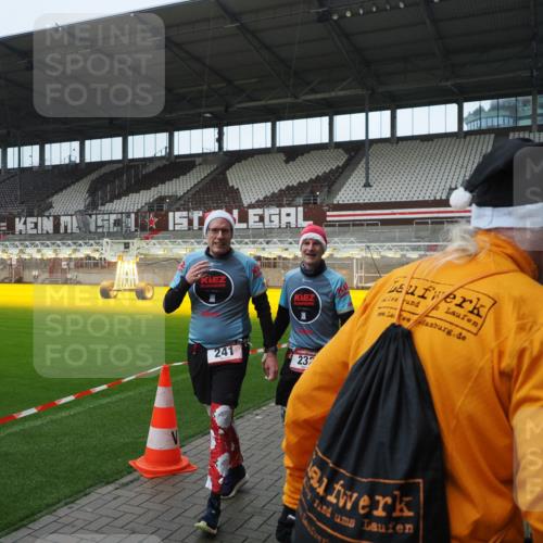 07.12.2025 - St. Pauli X-Mass-Run No. 15 Fabian Wolf http://msf.ph/oto/9417868 07.12.2025 11:21:31 Ziel 98, 105, 111, 232, 241, 1549, 1902, 1907, 2033, 2197, 2473, 2474, 2579, 3073, 3159, 3283 meine-sportfotos.de