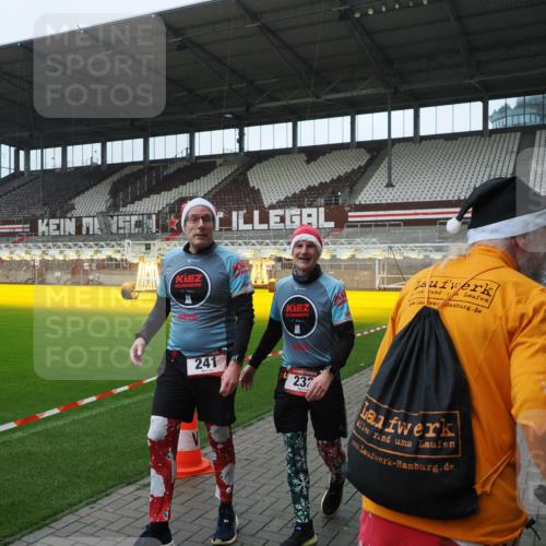 07.12.2025 - St. Pauli X-Mass-Run No. 15 Fabian Wolf http://msf.ph/oto/9417870 07.12.2025 11:21:32 Ziel 98, 105, 111, 232, 241, 1549, 1902, 1907, 2033, 2197, 2473, 2474, 2579, 3073, 3159, 3283 meine-sportfotos.de