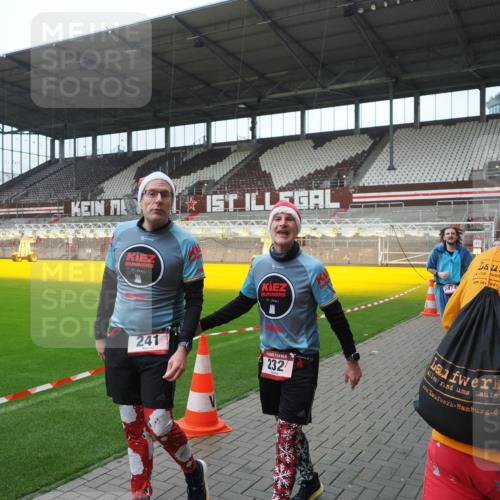 07.12.2025 - St. Pauli X-Mass-Run No. 15 Fabian Wolf http://msf.ph/oto/9417872 07.12.2025 11:21:32 Ziel 98, 105, 111, 232, 241, 1549, 1902, 1907, 2033, 2197, 2473, 2474, 2579, 3073, 3159, 3283 meine-sportfotos.de