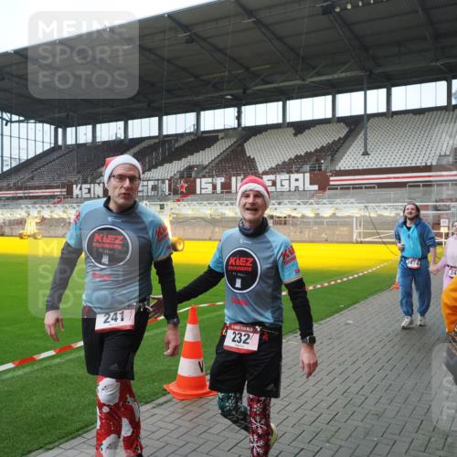 07.12.2025 - St. Pauli X-Mass-Run No. 15 Fabian Wolf http://msf.ph/oto/9417873 07.12.2025 11:21:32 Ziel 98, 105, 111, 232, 241, 1549, 1902, 1907, 2033, 2197, 2473, 2474, 2579, 3073, 3159, 3283 meine-sportfotos.de