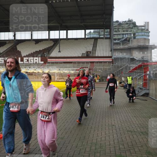 07.12.2025 - St. Pauli X-Mass-Run No. 15 Fabian Wolf http://msf.ph/oto/9417877 07.12.2025 11:21:35 Ziel 98, 105, 111, 232, 241, 1549, 1902, 1907, 2033, 2197, 2473, 2474, 2579, 3073, 3159 meine-sportfotos.de