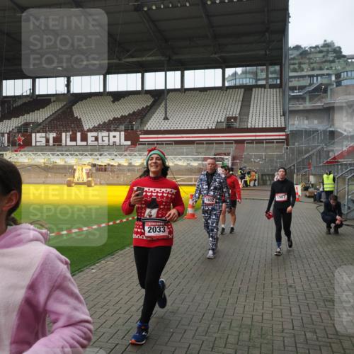 07.12.2025 - St. Pauli X-Mass-Run No. 15 Fabian Wolf http://msf.ph/oto/9417878 07.12.2025 11:21:36 Ziel 98, 105, 111, 232, 241, 1549, 1902, 1907, 1939, 2033, 2197, 2473, 2474, 3073 meine-sportfotos.de