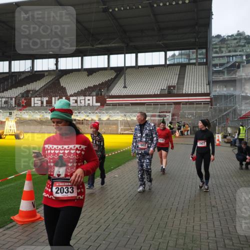 07.12.2025 - St. Pauli X-Mass-Run No. 15 Fabian Wolf http://msf.ph/oto/9417881 07.12.2025 11:21:36 Ziel 98, 105, 111, 232, 241, 1549, 1902, 1907, 1939, 2033, 2197, 2473, 2474, 3073 meine-sportfotos.de
