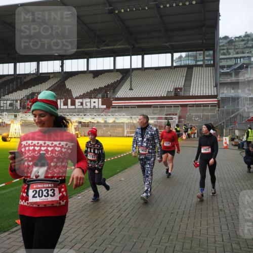 07.12.2025 - St. Pauli X-Mass-Run No. 15 Fabian Wolf http://msf.ph/oto/9417882 07.12.2025 11:21:36 Ziel 98, 105, 111, 232, 241, 1549, 1902, 1907, 1939, 2033, 2197, 2473, 2474, 3073 meine-sportfotos.de
