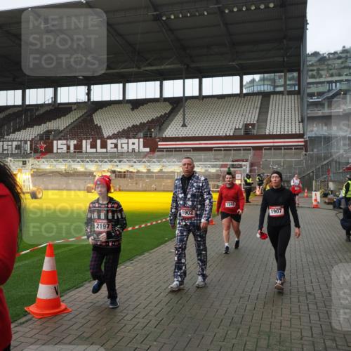 07.12.2025 - St. Pauli X-Mass-Run No. 15 Fabian Wolf http://msf.ph/oto/9417884 07.12.2025 11:21:37 Ziel 98, 105, 111, 232, 241, 1549, 1902, 1907, 1939, 2033, 2197, 2473, 2474, 3073 meine-sportfotos.de