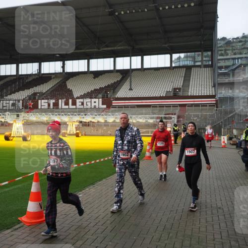 07.12.2025 - St. Pauli X-Mass-Run No. 15 Fabian Wolf http://msf.ph/oto/9417885 07.12.2025 11:21:37 Ziel 98, 105, 111, 232, 241, 1549, 1902, 1907, 1939, 2033, 2197, 2473, 2474, 3073 meine-sportfotos.de
