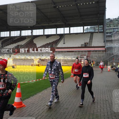 07.12.2025 - St. Pauli X-Mass-Run No. 15 Fabian Wolf http://msf.ph/oto/9417886 07.12.2025 11:21:37 Ziel 98, 105, 111, 232, 241, 1549, 1902, 1907, 1939, 2033, 2197, 2473, 2474, 3073 meine-sportfotos.de