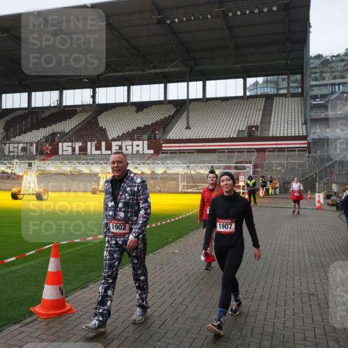 07.12.2025 - St. Pauli X-Mass-Run No. 15 Fabian Wolf http://msf.ph/oto/9417888 07.12.2025 11:21:38 Ziel 98, 105, 111, 232, 241, 1549, 1902, 1907, 1939, 2033, 2197, 2473, 2474, 3073 meine-sportfotos.de
