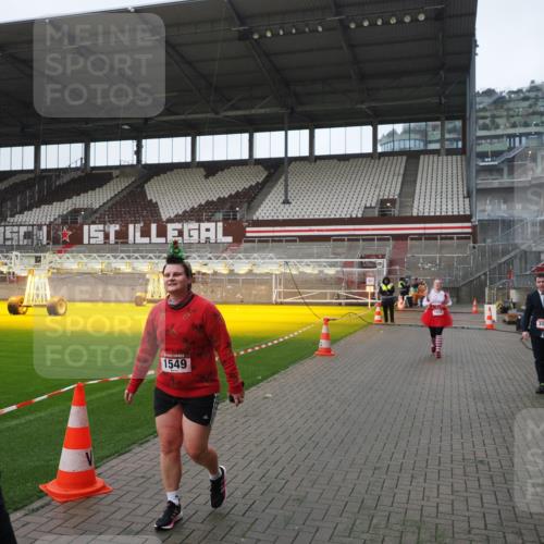 07.12.2025 - St. Pauli X-Mass-Run No. 15 Fabian Wolf http://msf.ph/oto/9417895 07.12.2025 11:21:40 Ziel 98, 105, 111, 232, 241, 1549, 1902, 1907, 1939, 2033, 2197, 2473, 2474, 3073 meine-sportfotos.de