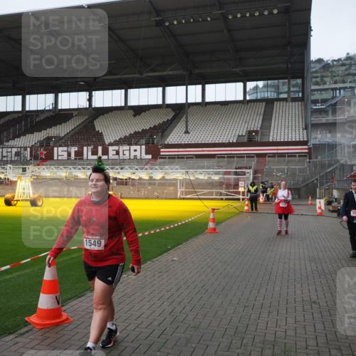 07.12.2025 - St. Pauli X-Mass-Run No. 15 Fabian Wolf http://msf.ph/oto/9417896 07.12.2025 11:21:40 Ziel 98, 105, 111, 232, 241, 1549, 1902, 1907, 1939, 2033, 2197, 2473, 2474, 3073 meine-sportfotos.de