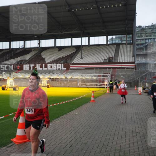 07.12.2025 - St. Pauli X-Mass-Run No. 15 Fabian Wolf http://msf.ph/oto/9417897 07.12.2025 11:21:40 Ziel 98, 105, 111, 232, 241, 1549, 1902, 1907, 1939, 2033, 2197, 2473, 2474, 3073 meine-sportfotos.de
