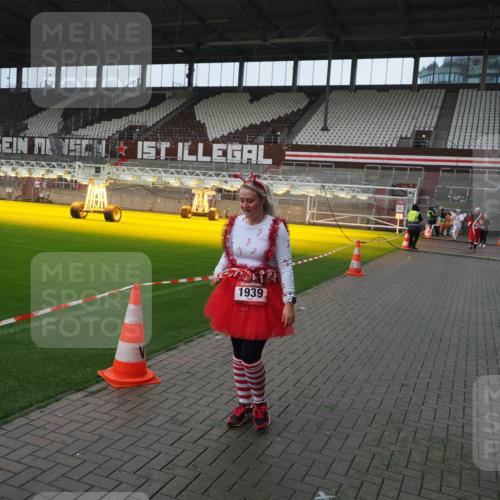 07.12.2025 - St. Pauli X-Mass-Run No. 15 Fabian Wolf http://msf.ph/oto/9417914 07.12.2025 11:21:47 Ziel 1297, 1939, 2033, 2197 meine-sportfotos.de