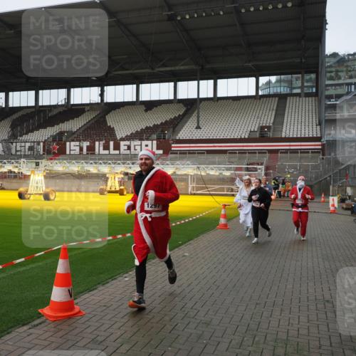 07.12.2025 - St. Pauli X-Mass-Run No. 15 Fabian Wolf http://msf.ph/oto/9417919 07.12.2025 11:21:54 Ziel 1284, 1297, 1775, 1779, 1904, 1939 meine-sportfotos.de