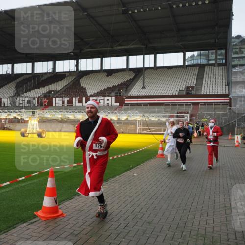 07.12.2025 - St. Pauli X-Mass-Run No. 15 Fabian Wolf http://msf.ph/oto/9417920 07.12.2025 11:21:54 Ziel 1284, 1297, 1775, 1779, 1904, 1939 meine-sportfotos.de