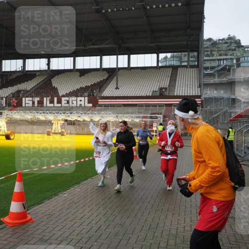 07.12.2025 - St. Pauli X-Mass-Run No. 15 Fabian Wolf http://msf.ph/oto/9417923 07.12.2025 11:21:56 Ziel 1284, 1297, 1775, 1779, 1904, 1939 meine-sportfotos.de