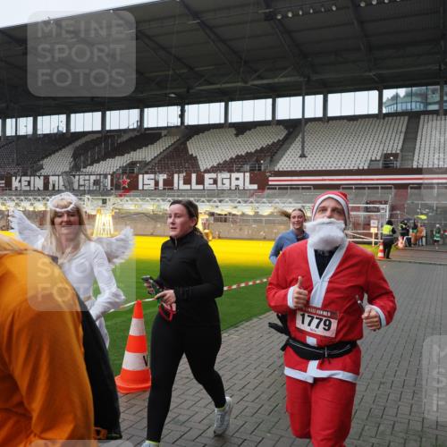 07.12.2025 - St. Pauli X-Mass-Run No. 15 Fabian Wolf http://msf.ph/oto/9417927 07.12.2025 11:21:57 Ziel 1284, 1297, 1775, 1779, 1904 meine-sportfotos.de