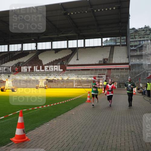 07.12.2025 - St. Pauli X-Mass-Run No. 15 Fabian Wolf http://msf.ph/oto/9417932 07.12.2025 11:22:04 Ziel 1284, 1297, 1775, 1779, 1904, 3474, 3475, 3820, 3821 meine-sportfotos.de