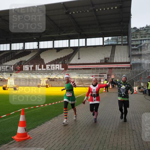07.12.2025 - St. Pauli X-Mass-Run No. 15 Fabian Wolf http://msf.ph/oto/9417939 07.12.2025 11:22:06 Ziel 1284, 1297, 1775, 1779, 1904, 3474, 3475, 3820, 3821 meine-sportfotos.de