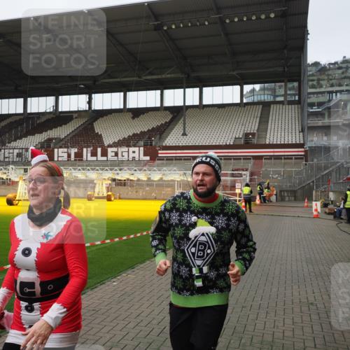07.12.2025 - St. Pauli X-Mass-Run No. 15 Fabian Wolf http://msf.ph/oto/9417946 07.12.2025 11:22:07 Ziel 1284, 1297, 1775, 1779, 1904, 3474, 3475, 3820, 3821 meine-sportfotos.de