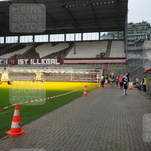 07.12.2025 - St. Pauli X-Mass-Run No. 15 Fabian Wolf http://msf.ph/oto/9417951 07.12.2025 11:22:23 Ziel 2550, 2557, 2812, 2985, 3127 meine-sportfotos.de