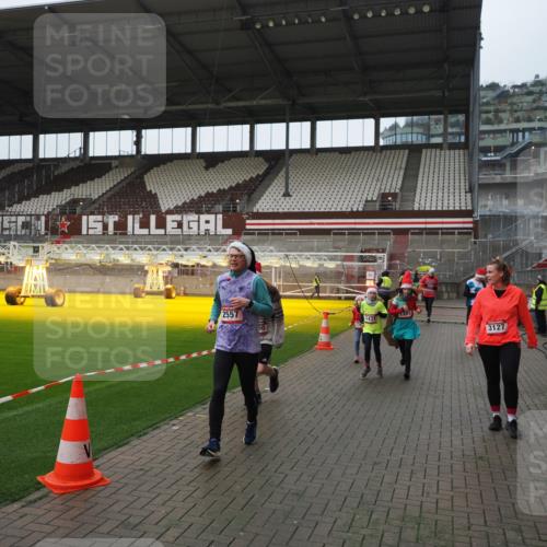 07.12.2025 - St. Pauli X-Mass-Run No. 15 Fabian Wolf http://msf.ph/oto/9417966 07.12.2025 11:22:31 Ziel 520, 1349, 1391, 1431, 2550, 2557, 2812, 2985, 3127 meine-sportfotos.de