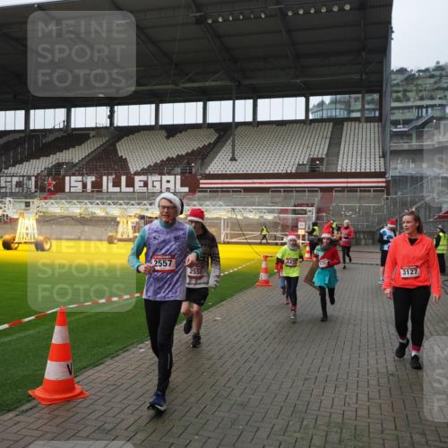 07.12.2025 - St. Pauli X-Mass-Run No. 15 Fabian Wolf http://msf.ph/oto/9417968 07.12.2025 11:22:31 Ziel 520, 1349, 1391, 1431, 2550, 2557, 2812, 2985, 3127 meine-sportfotos.de