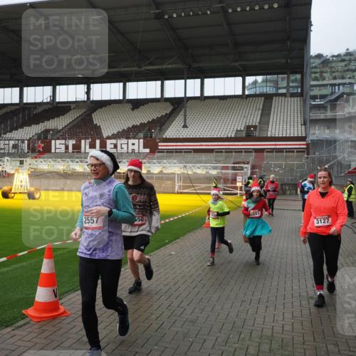 07.12.2025 - St. Pauli X-Mass-Run No. 15 Fabian Wolf http://msf.ph/oto/9417970 07.12.2025 11:22:32 Ziel 520, 1349, 1391, 1431, 2550, 2557, 2812, 2985, 3127 meine-sportfotos.de