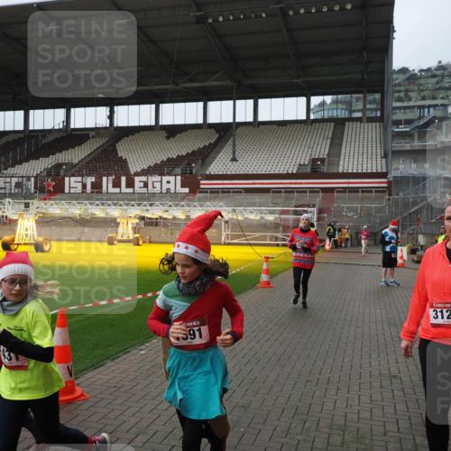 07.12.2025 - St. Pauli X-Mass-Run No. 15 Fabian Wolf http://msf.ph/oto/9417980 07.12.2025 11:22:34 Ziel 520, 1018, 1349, 1391, 1431, 2550, 2557, 2812, 2985, 3127 meine-sportfotos.de