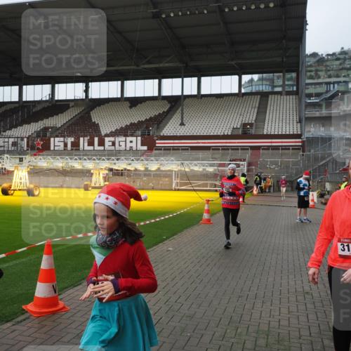 07.12.2025 - St. Pauli X-Mass-Run No. 15 Fabian Wolf http://msf.ph/oto/9417981 07.12.2025 11:22:34 Ziel 520, 1018, 1349, 1391, 1431, 2550, 2557, 2812, 2985, 3127 meine-sportfotos.de