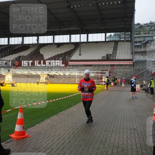 07.12.2025 - St. Pauli X-Mass-Run No. 15 Fabian Wolf http://msf.ph/oto/9417985 07.12.2025 11:22:35 Ziel 520, 1018, 1349, 1391, 1431, 2550, 2557, 2985, 3127 meine-sportfotos.de