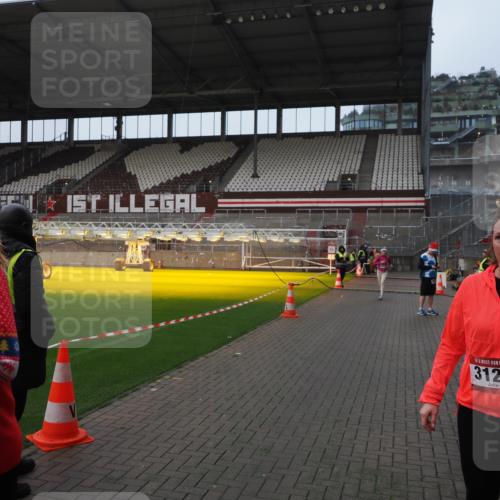 07.12.2025 - St. Pauli X-Mass-Run No. 15 Fabian Wolf http://msf.ph/oto/9417987 07.12.2025 11:22:36 Ziel 520, 1018, 1349, 1391, 1431, 2550, 2557, 2985, 3127 meine-sportfotos.de
