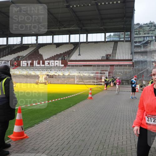 07.12.2025 - St. Pauli X-Mass-Run No. 15 Fabian Wolf http://msf.ph/oto/9417988 07.12.2025 11:22:36 Ziel 520, 1018, 1349, 1391, 1431, 2550, 2557, 2985, 3127 meine-sportfotos.de
