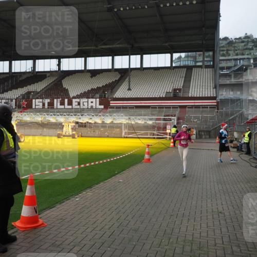 07.12.2025 - St. Pauli X-Mass-Run No. 15 Fabian Wolf http://msf.ph/oto/9417991 07.12.2025 11:22:37 Ziel 520, 1018, 1349, 1391, 1431, 2550, 2557, 2985, 3127 meine-sportfotos.de