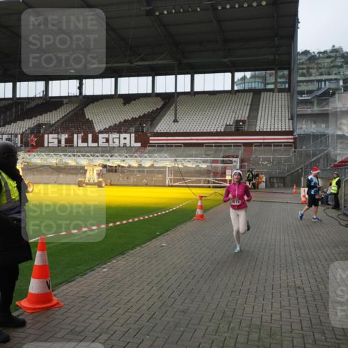 07.12.2025 - St. Pauli X-Mass-Run No. 15 Fabian Wolf http://msf.ph/oto/9417993 07.12.2025 11:22:38 Ziel 520, 1018, 1349, 1391, 1431, 2550, 2557, 2985, 3127 meine-sportfotos.de