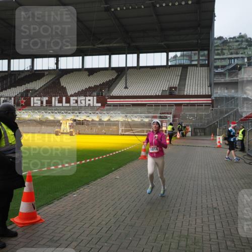 07.12.2025 - St. Pauli X-Mass-Run No. 15 Fabian Wolf http://msf.ph/oto/9417995 07.12.2025 11:22:38 Ziel 520, 1018, 1349, 1391, 1431, 2550, 2557, 2985, 3127 meine-sportfotos.de