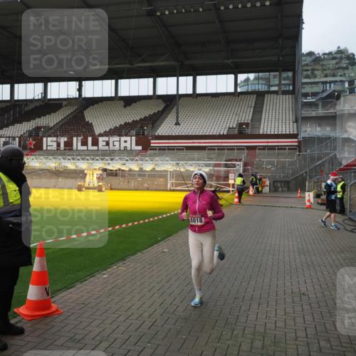 07.12.2025 - St. Pauli X-Mass-Run No. 15 Fabian Wolf http://msf.ph/oto/9417996 07.12.2025 11:22:38 Ziel 520, 1018, 1349, 1391, 1431, 2550, 2557, 2985, 3127 meine-sportfotos.de